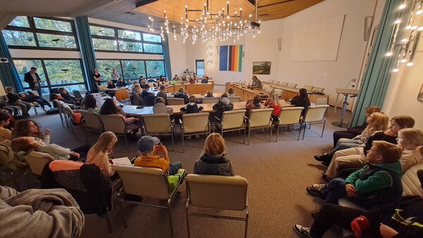 B&uuml;rgermeister Kyrillos Kaioglidis liest den Sch&uuml;lerinnen und Sch&uuml;lern der Florenburg-Grundschule im Ratssaal vor.