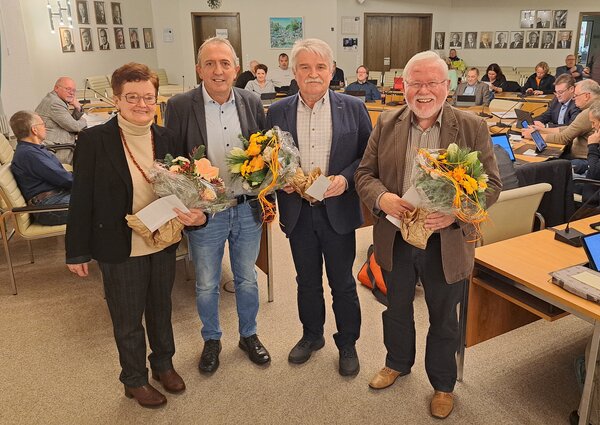 B&uuml;rgermeister Kyrillos Kaioglidis (2. von links) ehrt Barbara Roth, Ernst Heinrich Hofmann und Heinz J&uuml;rgen V&ouml;lkel (von links) f&uuml;r ihren jahrzehntelangen Einsatz. Es fehlt: Helmut Kaufmann.