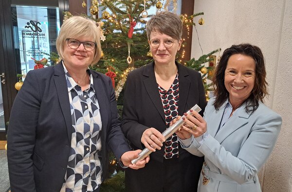 Gudrun Roth gibt den symbolischen Staffelstab weiter: Fachdienstleiterin Anja Weyand freut sich, mit Patricia Vanderlinden (von links) eine gute Nachfolgerin f&uuml;r die Arbeit mit Seniorinnen und Senioren, Ehrenamtlern und Menschen mit Behinderung gefunden zu haben.
