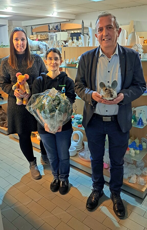 Wirtschaftsf&ouml;rderin Martina Hamann (links) und B&uuml;rgermeister Kyrillos Kaioglidis (rechts) gratulieren Mareike Lucke zu ihrer Gesch&auml;ftser&ouml;ffnung. In &raquo;Der besondere B&auml;r&laquo; werden k&uuml;nftig auch Workshops angeboten.