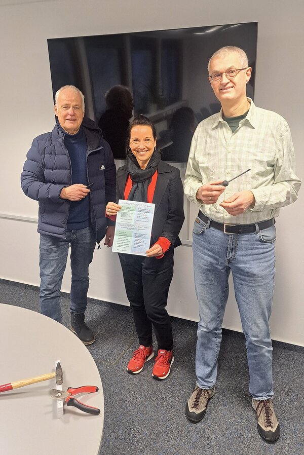 Patricia Vanderlinden freut sich &uuml;ber die zwei neuen Heinzelwerker Rainer Jung (links) und Matthias M&uuml;nker (rechts). Weitere Helferinnen und Helfer sind herzlich willkommen. 