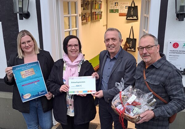 Theresa Tr&uuml;ller vom Stadtmarketing der Stadt Hilchenbach (links) und B&uuml;rgermeister Kyrillos Kaioglidis (3. von links) &uuml;bergeben die Preise an zwei der gl&uuml;cklichen Gewinner: Manuela Hunecke und Martin Kr&auml;mer. Es fehlt: Christian Hinnenkamp.