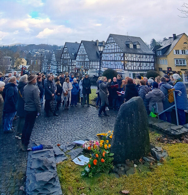 Zahlreiche Hilchenbacherinnen und Hilchenbacher haben sich am 28. Februar am Gedenkstein unterhalb der evangelischen Kirche versammelt, um den Opfern des nationalsozialistischen Regimes zu gedenken.