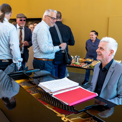 Bild vergr&ouml;&szlig;ern: kmd-Eröffnungsfeier: Sektempfang mit Pianist Ulrich van der Schoor