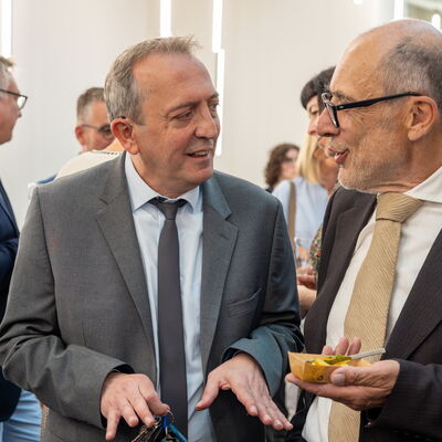 Bild vergr&ouml;&szlig;ern: kmd-Eröffnungsfeier: Bürgermeister Kyrillos Kaioglidis und Architekt Reinhard Angelis beim Sektempfang