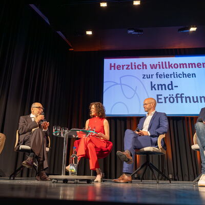 Bild vergr&ouml;&szlig;ern: Olaf Kemper (gbk), Reinhard Angelis (Architekt), Anne Willmes (Moderatorin), Tillmann Reusch (Sparkasse Siegen) und Jens Dickel (TuS Dahlbruch) im Gespräch.
