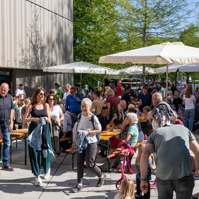 Bild vergr&ouml;&szlig;ern: Hunderte Besucherinnen und Besucher folgten der Einladung der Stadt Hilchenbach zur großen Eröffnungsfeier des kmd.