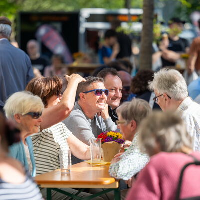 Bild vergr&ouml;&szlig;ern: Hunderte Besucherinnen und Besucher folgten der Einladung der Stadt Hilchenbach zur großen Eröffnungsfeier des kmd.