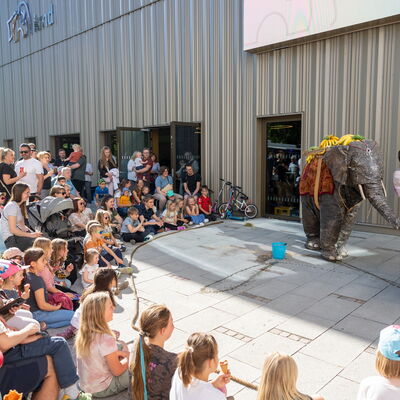 Bild vergr&ouml;&szlig;ern: Das Straßentheater »PasParTouT« amüsierte die kleinen und großen Gäste beim Familiennachmittag.