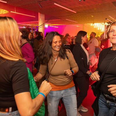 Bild vergr&ouml;&szlig;ern: kmd-Eröffnungsfeier: Party im Foyer