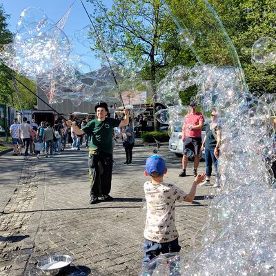 Bild vergr&ouml;&szlig;ern: In bunten Farben schillerten die Seifenblasen vorm kmd und begeisterten die Kinder.
