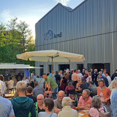 Bild vergr&ouml;&szlig;ern: Hunderte Besucherinnen und Besucher folgten der Einladung der Stadt Hilchenbach zur großen Eröffnungsfeier des kmd.