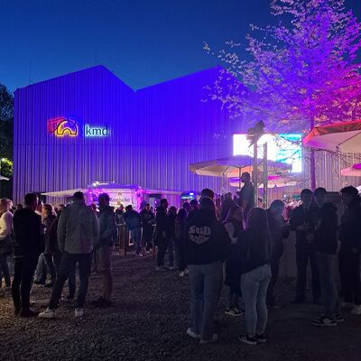 Bild vergr&ouml;&szlig;ern: Hunderte Besucherinnen und Besucher folgten der Einladung der Stadt Hilchenbach zur großen Eröffnungsfeier des kmd.