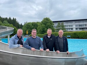 Bild vergr&ouml;&szlig;ern: Ralf Limper f&uuml;r den Badbetreiber TuS Hilchenbach e. V., Andr&eacute; Jung als Vorsitzender des Bau- und Verkehrsausschusses, Carsten Irle, Vorsitzender des F&ouml;rdervereins und B&uuml;rgermeister Kyrillos Kaioglidis freuen sich, dass die Freibadsaison in Hilchenbach beginnen kann.