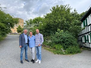 Bild vergr&ouml;&szlig;ern: B&uuml;rgermeister Kyrillos Kaioglidis besucht Veronika und Rainer Amling (von links) im Ginsburg-Caf&eacute;.