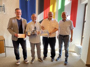 Bild vergr&ouml;&szlig;ern: Baudezernent Michael Kleber (2. von links) wurde in der letzten Ratssitzung in den Ruhestand verabschiedet. Andr&eacute; Jung, Michael St&ouml;tzel und B&uuml;rgermeister Kyrillos Kaioglidis (von links) dankten ihm f&uuml;r die gute Zusammenarbeit.