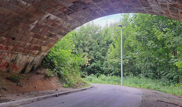 Die neue Asphaltdecke des Geh- und Radwegs zwischen der Grunder Stra&szlig;e und dem Hof-St&ouml;cken-Weg sowie die moderne LED-Beleuchtung sorgen daf&uuml;r, dass sich Menschen zu Fu&szlig; und auf dem Rad sicher bewegen k&ouml;nnen.