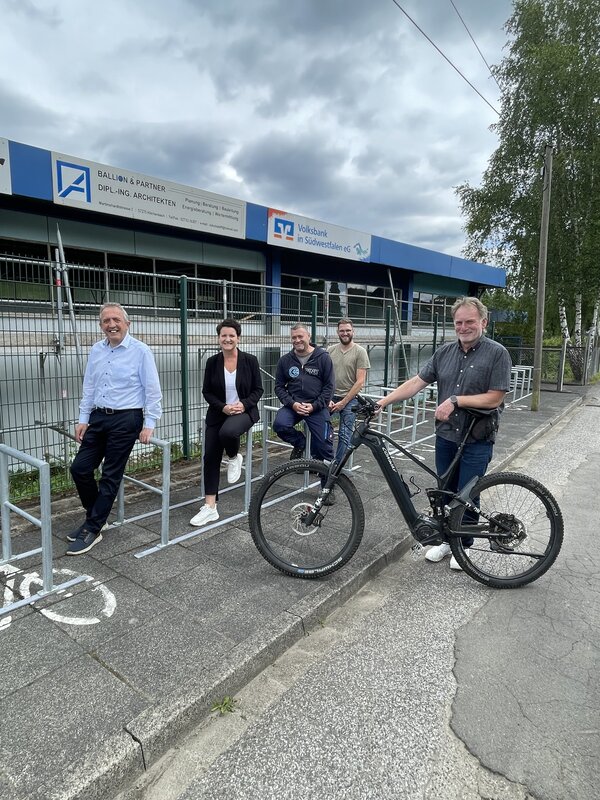Von links:  B&uuml;rgermeister Kyrillos Kaioglidis, Anke Blecher, Karsten H&ouml;se, Tom Heidel, Freibadbeauftragter der Stadt Hilchenbach, und Wieland Abele (mit Fahrrad) beim Besichtigungstermin der neuen Fahrradst&auml;nder im Freibad M&uuml;sen. 