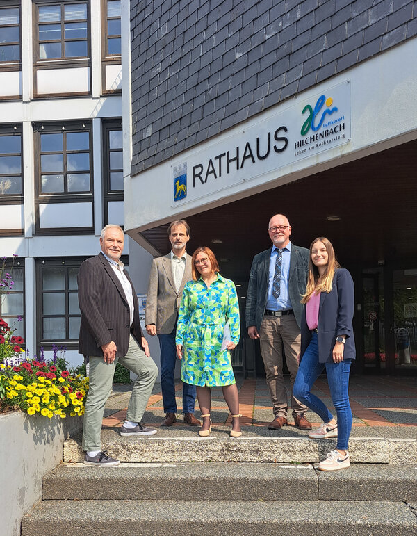 Michaela Buchen (Mitte) arbeitet seit 40 Jahren im &ouml;ffentlichen Dienst. Dazu gratulieren ihr (von links) Referatsleiter Hans-J&uuml;rgen Klein, der stellvertretende Personalratsvorsitzende Thomas Marek-Gebauer, Stadtrat Christoph Ermert sowie die stellvertretende Fachdienstleitung Lisann Siegfried.