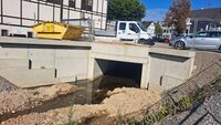 Bild vergr��ern: Das Auslaufbauwerk wurde erneuert und der neue Gew�sserverlauf ist bereits vorprofiliert.