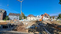 Bild vergr��ern: Aktuell sieht die Baustelle noch etwas chaotisch aus, aber bald kann mit der abschlie�enden Gestaltung des Gew�ssers begonnen werden. Danach ist das Flussbett, wie auch schon auf der Gerichtswiese an der Wilhelmsburg, begehbar.