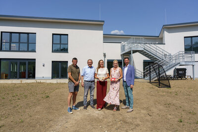 Bild vergr��ern: Vor der neuen Kita �Helli� in Helberhausen (v. l. n. r.): Christian Bernshausen (Gesch�ftsf�hrer des bauausf�hrenden Unternehmens), Kyrillos Kaioglidis (B�rgermeister der Stadt Hilchenbach), Kita-Leiterin Daiana Ludwig, Sonja Becker (Gesch�ftsf�hrerin ALF) und Landrat Andreas M�ller.