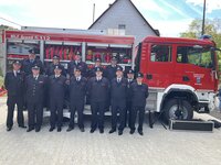 Bild vergr��ern: Feuerwehr-Einheit Grund vor ihrem neuen Feuerwehrfahrzeug