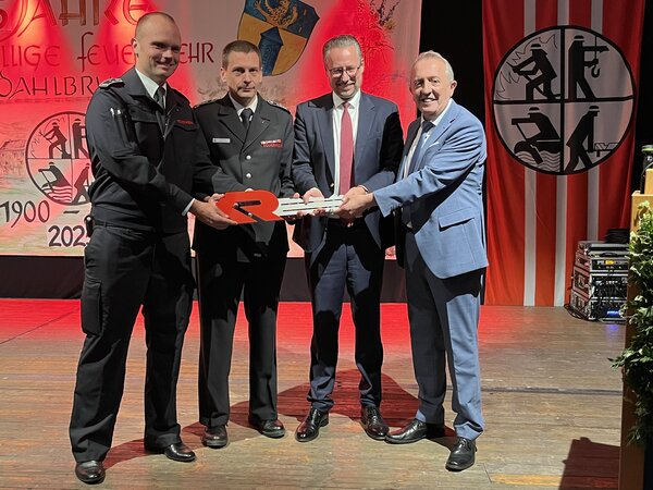 Schlüsselübergabe für die neue Drehleiter der ehrenamtlichen Feuerwehr Dahlbruch