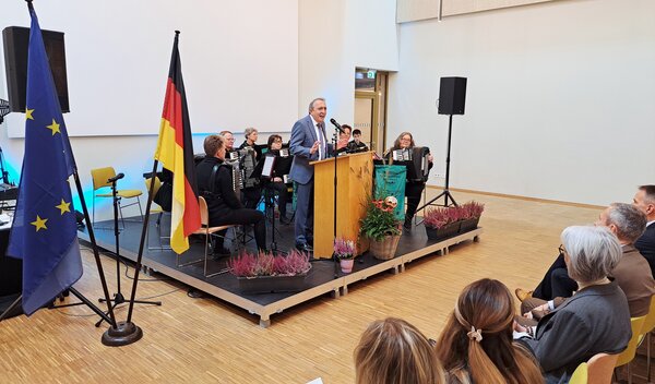 B&uuml;rgermeister Kyrillos Kaioglidis unterstrich die Wichtigkeit des 3. Oktobers f&uuml;r Deutschland.