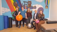Bild vergr��ern: B&uuml;rgermeister Kyrillos Kaioglidis und Wirtschaftsf&ouml;rderin Martina Hamann (rechts) begr&uuml;&szlig;en Helene Lenz und Sabrina Rabe in der neuen Physiotherapie-Praxis. Tochter Lya Rabe (von links) hat die Wand in einem der Behandlungsr&auml;ume k&uuml;nstlerisch gestaltet.