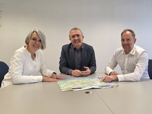 Bild vergr&ouml;&szlig;ern: Die zust&auml;ndige Fachdienstleiterin Tanja Erlebach-Theis, B&uuml;rgermeister Kyrillos Kaioglidis und Christian Abend von den SVB (von links) freuen sich, dass die kommunale W&auml;rmeplanung in Hilchenbach begonnen hat.