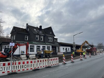 Bild vergr��ern: Un�bersehbar sind die Umbauarbeiten zu den barrierefreien Bushaltestellen �Hilchenbach Bahnhof�. F�r Nutzerinnen und Nutzer wurden Ersatzhaltestellen eingerichtet.