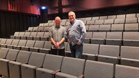 Bild vergr��ern: Am 1. Mai 2026 &uuml;bernimmt Christian Pfender (links) das Viktoria-Filmtheater von Jochen Manderbach.