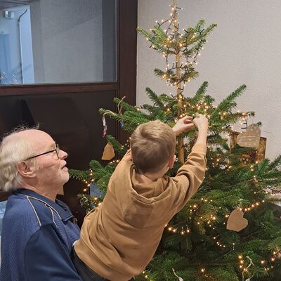 Bild vergr��ern: Weihnachtsbaumschm�cken 2025