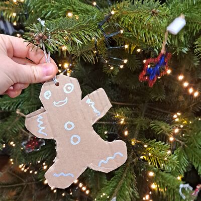 Bild vergr��ern: Weihnachtsbaumschm�cken 2025