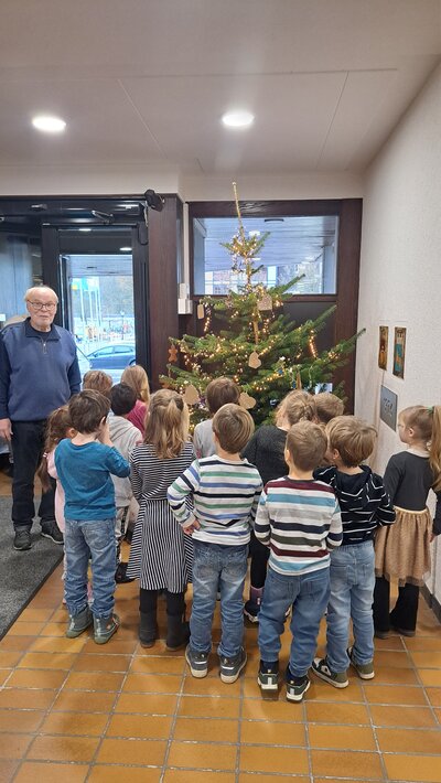 Bild vergr��ern: Weihnachtsbaumschm�cken 2025