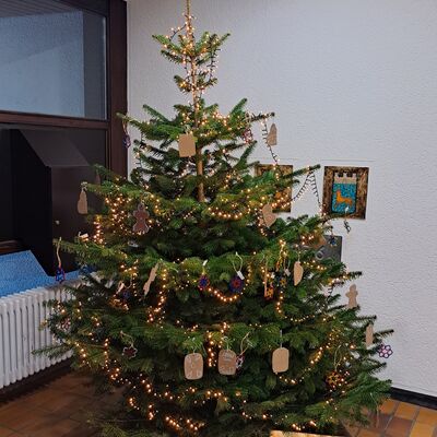 Bild vergr��ern: Weihnachtsbaumschm�cken 2025