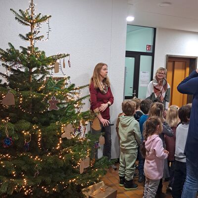 Bild vergr��ern: Weihnachtsbaumschm�cken 2025
