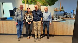 Bild vergr&ouml;&szlig;ern: Jan Strackbein (3. von links) m&ouml;chte gemeinsam mit seinem Team ein Ausflugsziel f&uuml;r alle schaffen. Beigeordneter Christoph Ermert, Wirtschaftsf&ouml;rderin Martina Hamann und B&uuml;rgermeister Kyrillos Kaioglidis (von links) haben ihn jetzt in der L&uuml;tzeler Liftsch&auml;nke besucht.