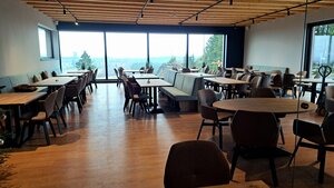 Bild vergr&ouml;&szlig;ern: Aus dem Restaurant heraus k&ouml;nnen Besucherinnen und Besucher eine beeindruckende Aussicht genie&szlig;en.