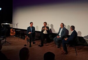 Bild vergr&ouml;&szlig;ern: Landrat Andreas M&uuml;ller, NRW-Ministerin Ina Brandes und B&uuml;rgermeister Kyrillos Kaioglidis sprechen im kmd mit dem Dritte-Orte-Manager Olaf Kemper (von links) &uuml;ber Kultur im l&auml;ndlichen Raum.