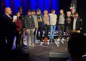 Bild vergr&ouml;&szlig;ern: Alle K&uuml;nstlerinnen und K&uuml;nstler haben einen tollen Auftritt hingelegt - gewinnen kann bei &raquo;Kunst gegen Bares&laquo; jedoch nur einer oder eine. In diesem Fall ging der Sieg an Viola Hoffmann (2. von links).