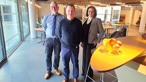 Bild vergr&ouml;&szlig;ern: Christian Kolbe (Mitte) freut sich auf die Er&ouml;ffnung der Gastronomie &raquo;Das Wohnzimmer&laquo; im kmd. Stadtrat Christoph Ermert und kmd-Managerin Verena Hof-Freudenberg stehen voll und ganz hinter ihm.
