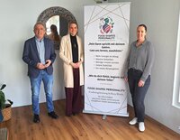 Bild vergr��ern: Kyrillos Kaioglidis und Martina Hamann (rechts) begr&uuml;&szlig;en Katja Wirths in ihrer neuen Praxis &raquo;Food shapes Personality&laquo;, in der sie Ern&auml;hrungsberatungen anbietet.