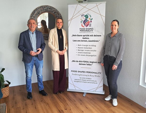 Kyrillos Kaioglidis und Martina Hamann (rechts) begr&uuml;&szlig;en Katja Wirths in ihrer neuen Praxis &raquo;Food shapes Personality&laquo;, in der sie Ern&auml;hrungsberatungen anbietet.