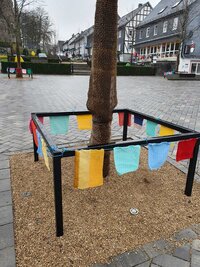 Bild vergr��ern: Rund 300 geh�kelte und gestrickte Quadrate kamen von Hilchenbacher B�rgerinnen und B�rgern zusammen. Das beeindruckende Symbol verdeutlicht den starken Zusammenhalt innerhalb der Stadtgesellschaft.