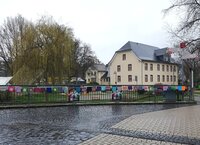 Bild vergr��ern: Ein besonderer H�hepunkt war die Aktion am 28. M�rz auf dem Marktplatz. Gemeinsam brachten B�rgerinnen und B�rger das �Band der Vielfalt und Menschlichkeit� auf und um den Marktplatz an und bildeten eine Menschenkette.