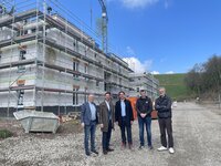 Bild vergr��ern: Hilchenbachs B�rgermeister Kyrillos Kaioglidis (links) und die weiteren Projektbeteiligten freuen sich �ber das Richtfest beim Bauvorhaben Breitenbacher Stra�e.