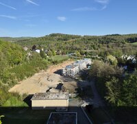 Bild vergr��ern: Der Rohbau aller drei Mehrfamilienh�user an der Breitenbacher Stra�e in Hilchenbach-Allenbach wurde fertiggestellt. Die �bergabe der ersten Wohnungen ist ab Februar 2027 geplant.