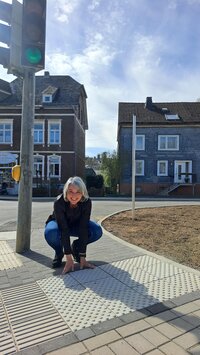 Bild vergr��ern: Querungshilfen und taktile Elemente, wie hier im Bild zu sehen, f�rdern die Inklusion und Teilhabe. Dar�ber freut sich Fachdienstleiterin Tanja Erlebach-Theis sichtlich.